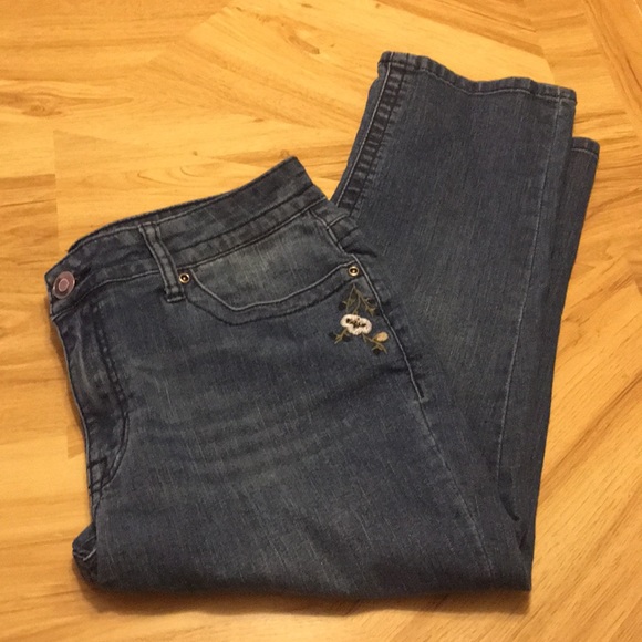 Level Eight Embroidered Capri Denim 10 - Picture 5 of 8